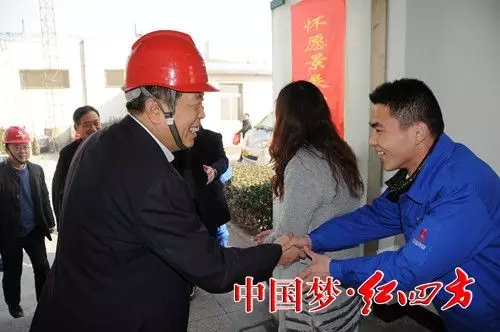 方立貴總經理向磷複肥公司質監中心員工致以新春的問候